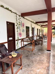 a room with chairs and tables and a wall at Lobster Inn in Trincomalee