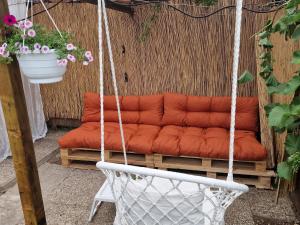 a swing in a garden with a red cushion at Ferienzimmer-Monteurzimmer in Sibbesse