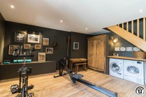 a home gym with a washer and dryer at Le sourire des anges in Saint-Élix-le-Château