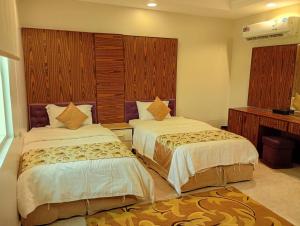 a room with two beds in a room at شقق ليالي الشاطئ in Al Qunfudhah +32 photos