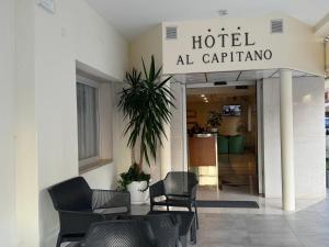 Ein Hoteleingang mit Stühlen und einem Schild mit der Aufschrift „Hotel Al Carolina“ in der Unterkunft Hotel Al Capitano in Caorle + 38 Fotos