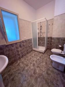a bathroom with two toilets and a shower at Ciuscia 0 in Calatabiano