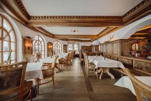 ein Restaurant mit Tischen und Stühlen in einem Raum in der Unterkunft Hotel Lisa in Flachau