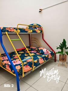 a bunk bed in a room with a flower patterned mattress at Homestay Seri Damai in Juasseh