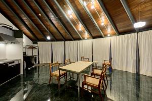 a dining room with a table and chairs at Suikomareso 2 水処稀荘 三隈川別館 in Hita
