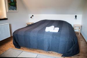 una camera da letto con un letto e due asciugamani di Grundfør bed and breakfast a Grundfør