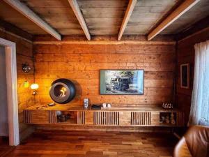 a living room with a wooden wall at Auntie Laurentze's house in Haugesund