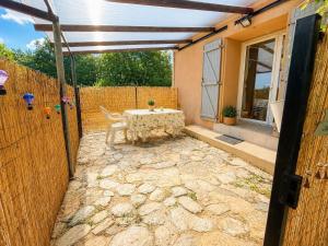 a patio with a table and a fence at Le Nid du Viaur in Pampelonne