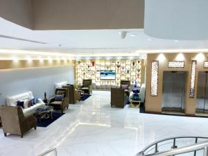 una sala de espera con sofás y sillas en el vestíbulo en Burj Al Hayat Furnished Suites - Al Malaz, en Riad