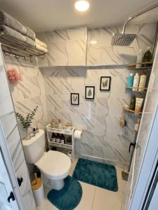 a small bathroom with a toilet and a shower at بيت الضيافه و الترحيب in Azrou