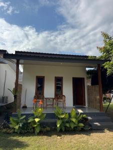 a small house with a table and two chairs at JHOB Surf Stay in Maluk