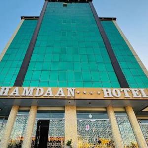 HAMDAN Hotel في هرجيسا: مبنى أخضر طويل عليه لافتة