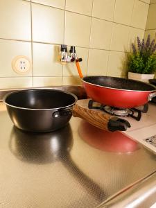 a pan sitting on top of a stove in a kitchen at 湖畔の詩 BBqが楽しめる隠れ家 琵琶湖徒歩5分 in Takashima +34 photos