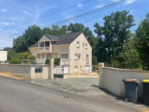 a house on the side of the road at Apartment 65 m2 NE Rez de Jardin 2 chambres in Varetz