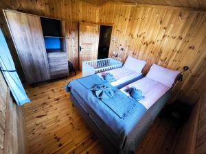 a bedroom with a bed with two teddy bears on it at Mountain Lodge - Midtgardstunet in Ringebu