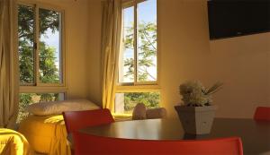 a room with a table and a bed and windows at Rio Termal in Federación
