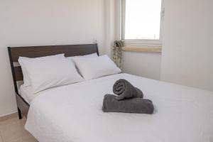 a stuffed animal sitting on top of a bed at הדירה של אייזיק - דירה מהממת במצפה רמון עם נוף מדהים in Mitzpe Ramon