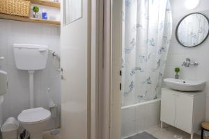 a bathroom with a toilet and a sink and a shower at הדירה של אייזיק - דירה מהממת במצפה רמון עם נוף מדהים in Mitzpe Ramon +24 photos