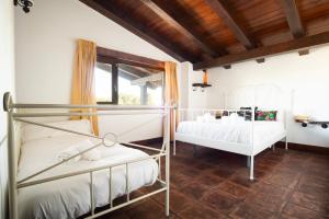 a bedroom with two bunk beds and a window at VUT Carrascosos, oasis familiar by Cabana Rentals in El Espinar