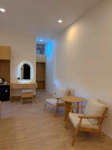 a living room with chairs and a table at Hue Glow Homestay in Thôn Lại Thê
