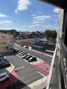 a view of a parking lot with cars parked at Mar de rosas in Carcavelos