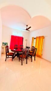a dining room with a table and chairs at Winter Flys in Anaviratty