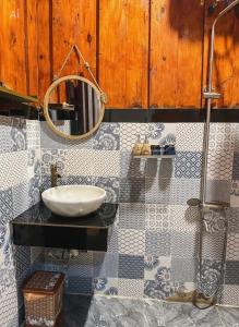 a bathroom with a sink and a mirror at Family Room in Tam Kỳ
