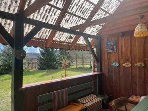 a window in a cabin with a view of a yard at Pensjonat i domki Kresy in Pogorzelce