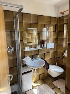 ein Badezimmer mit Waschbecken und Toilette in der Unterkunft Riedingerhof in Tisens
