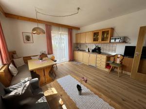 ein Wohnzimmer mit Sofa und Tisch in der Unterkunft Riedingerhof in Tisens