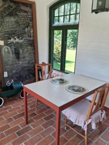 ein Tisch mit zwei Tellern darauf in der Unterkunft Ängbacka in Rejmyre + 37 Fotos
