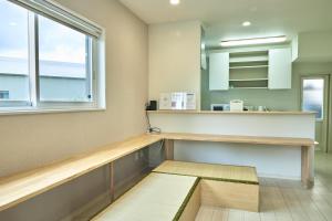 a room with a bench and a window at 甘口派Stay in Tsurumakida +38 photos