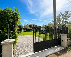 a black metal gate in front of a yard at Apartman Batelan in Brseč