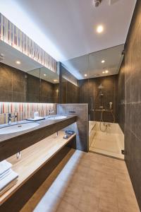a bathroom with two sinks and a tub at Yuno Yado Shoei in Kyoto +41 photos