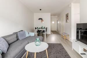 ein Wohnzimmer mit Sofa und Tisch in der Unterkunft Terva23 in Hämeenlinna