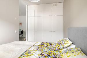 ein Schlafzimmer mit einem Bett und einem großen weißen Kleiderschrank in der Unterkunft Terva23 in Hämeenlinna