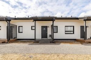 ein weißes Haus mit schwarzen Türen und Fenstern in der Unterkunft Terva23 in Hämeenlinna