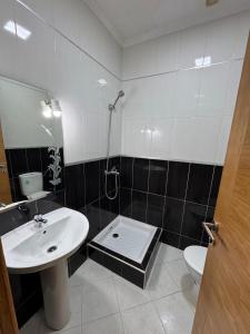 a bathroom with a sink and a shower and a toilet at Saramica Apartamento in Riffiene +10 photos