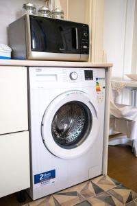 a microwave sitting on top of a washing machine at Casa di Sofia vicino Ospedale e Grotte in Castellana Grotte