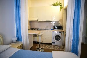 a small kitchen with a sink and a washing machine at Casa di Sofia vicino Ospedale e Grotte in Castellana Grotte