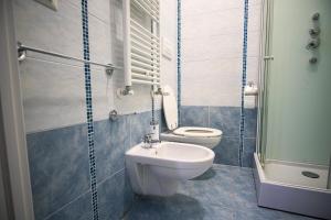 a bathroom with a toilet and a sink at Casa di Sofia vicino Ospedale e Grotte in Castellana Grotte +40 photos