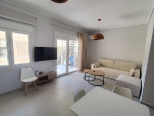ein Wohnzimmer mit Sofa und Tisch in der Unterkunft BluWave in Kómi