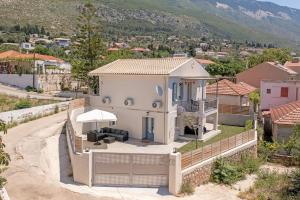 an aerial view of a house with a fence at Casa di Cona Lourdas in Lourdata