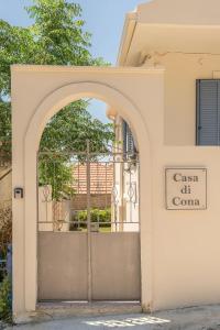 an entrance to a building with an open door at Casa di Cona Lourdas in Lourdata