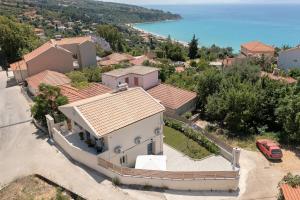 an aerial view of a house with the ocean at Casa di Cona Lourdas in Lourdata +33 photos