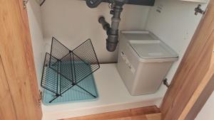 a sink and a trash can in a bathroom at Apartmán pro 2 osoby, Bukovany B3 in Sokolov
