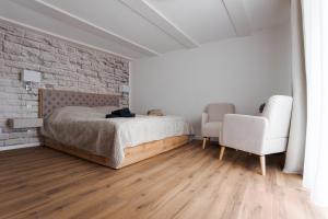 a bedroom with a bed and a brick wall at Elbsandsteinlodge in Sebnitz