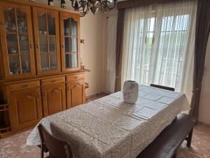 a dining room with a table and a china cabinet at SERRA e MAR in Murtais