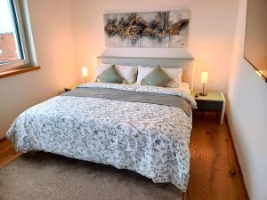 a bedroom with a large bed and two lamps at Exclusive Apartment mit Alpenpanorama in Peiting