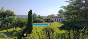 a house with a swimming pool in a yard at Casa O segredo, Costa da Morte con piscina in Coristanco